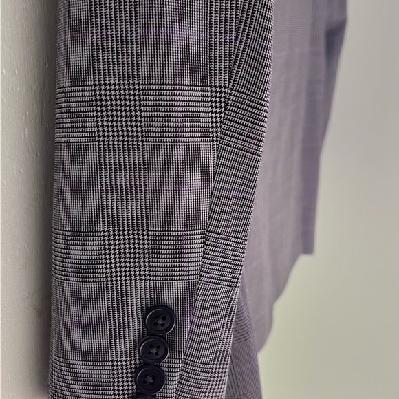 Paul Stuart
Wool 8 Silk Plaid Paul Jacket
Item No. 71135847-N410
$2,495.00 - Picture 3 of 7